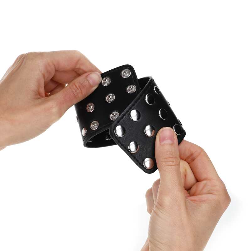 KINK - HANDGELENKFESSELN MIT DRUCKVERSCHLUSS VOLLER NIETEN SCHWARZ VERSTELLBAR 19-24 CM