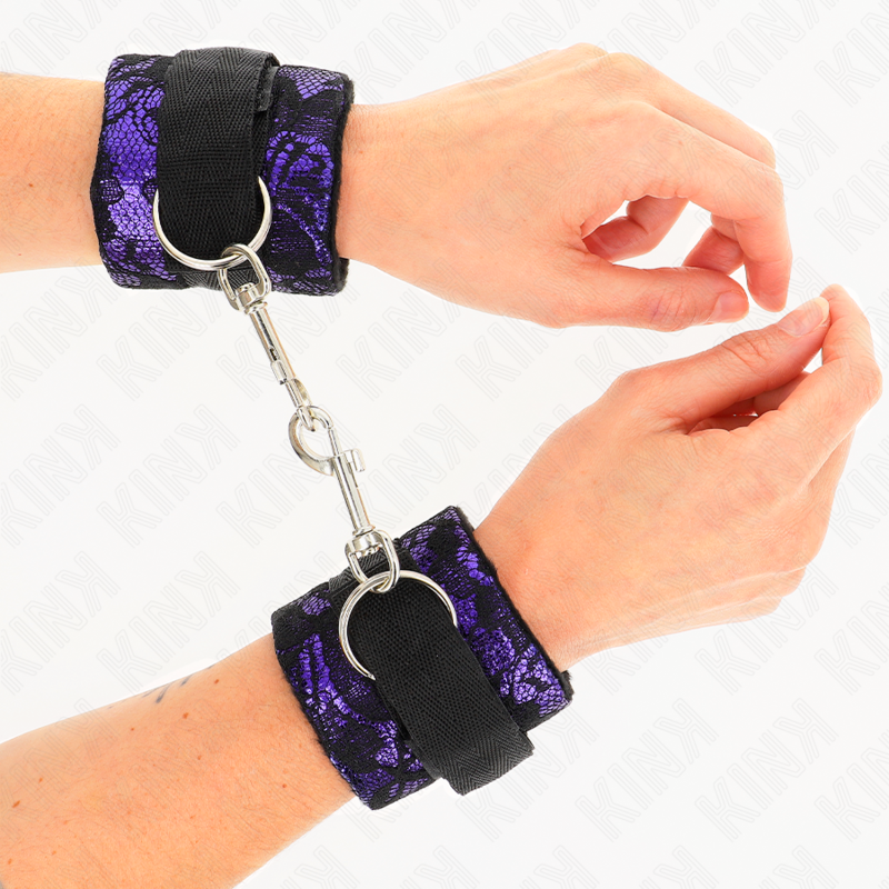 KINK - KURZE HANDGELENKSFESSELN AUS SAMTSPITZE UND NYLONBINDUNG LILAC/SCHWARZ 23 X 6.5 CM